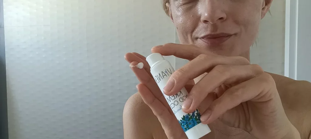 Nawilżający krem pod oczy Vianek opakowanie pompka