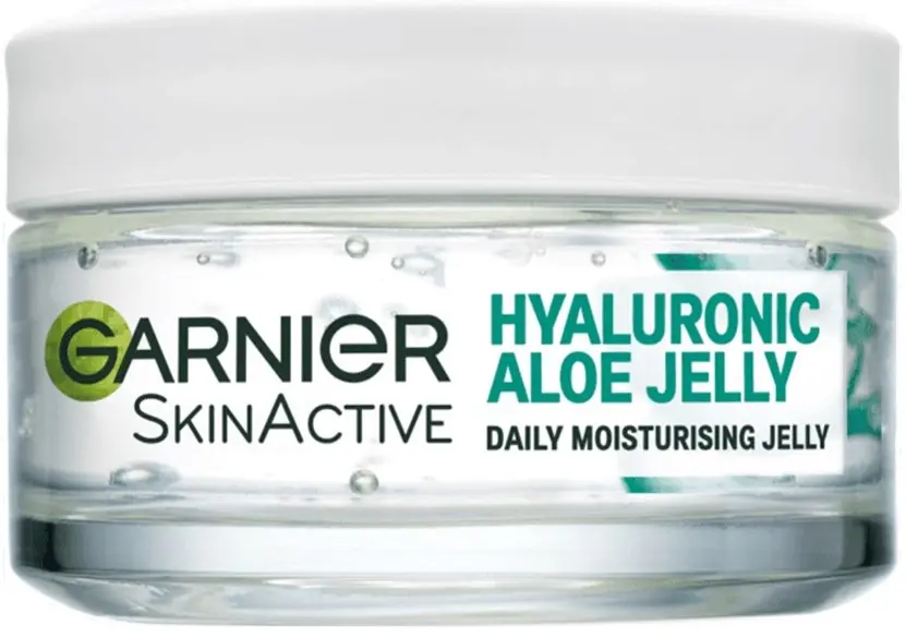 Słoik żelu Garnier Hyaluronic Aloe stoi zamknięty; przezroczysty nawilżający żel w plastikowym pojemniku, białe tło.