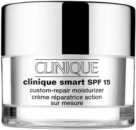 Słoiczek kremu Clinique Smart SPF 15 stoi na białym tle w studiowym oświetleniu.