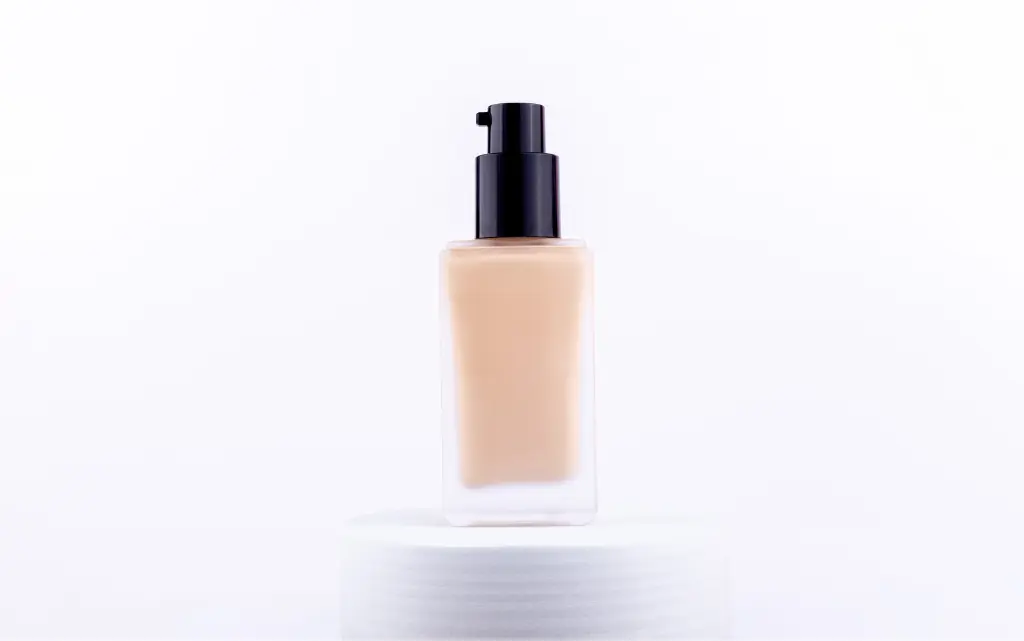 Butelka z kremem do korygowania niedoskonałości skóry twarzy