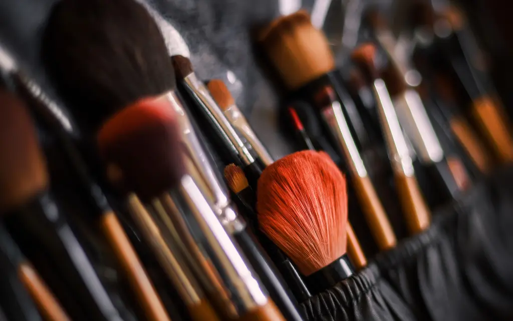 Zbliżenie na zestaw pędzli do makijażu w czarnym etui