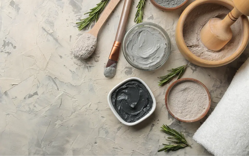 Miseczki z proszkowanymi glinkami i gotowymi do użycia maseczkami