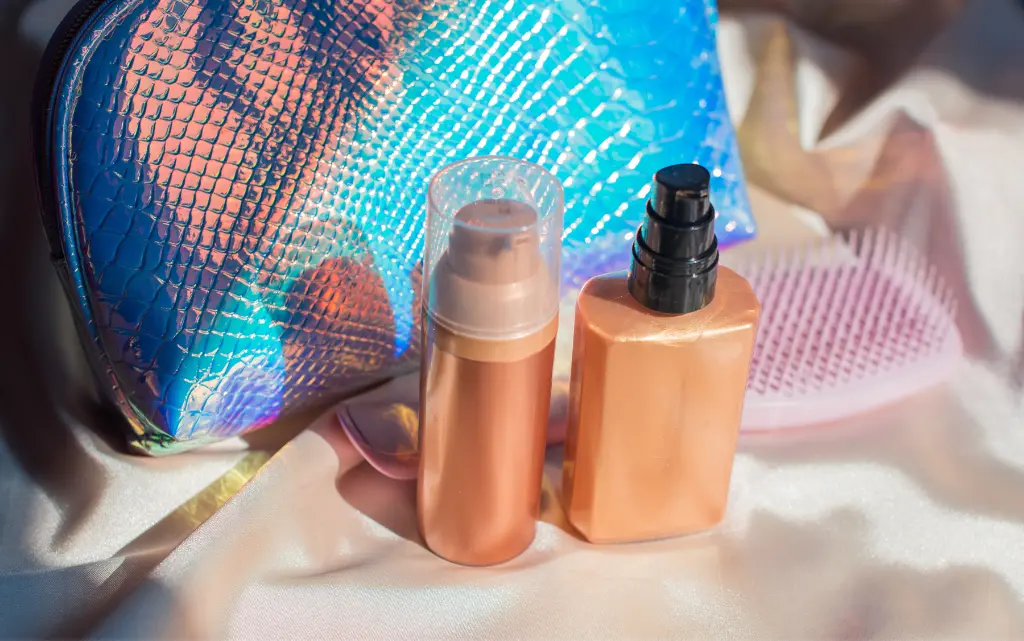 Dwie butelki kremu na tle błyszczącej kosmetyczki