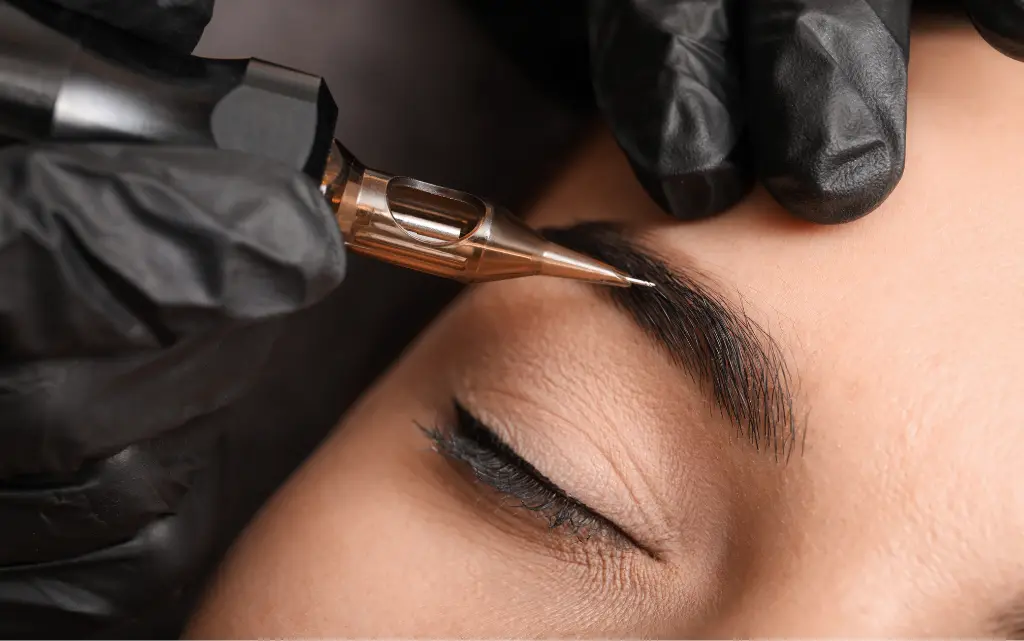 Kobieta u kosmetyczki poddaje się zabiegowi wyrównywania brwi