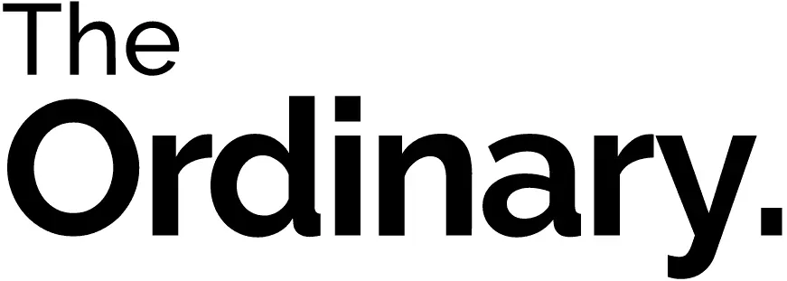 Napis "The Ordinary" w dużej czarnej czcionce prezentuje się na białym, minimalistycznym tle.