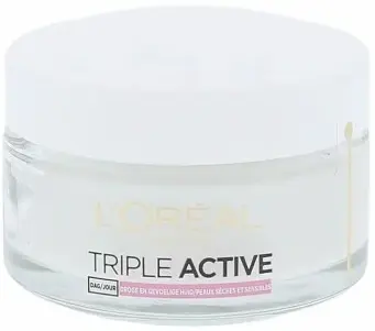 Słoik kremu L'Oréal Triple Active stoi na białym tle; kropla produktu spływa po boku.