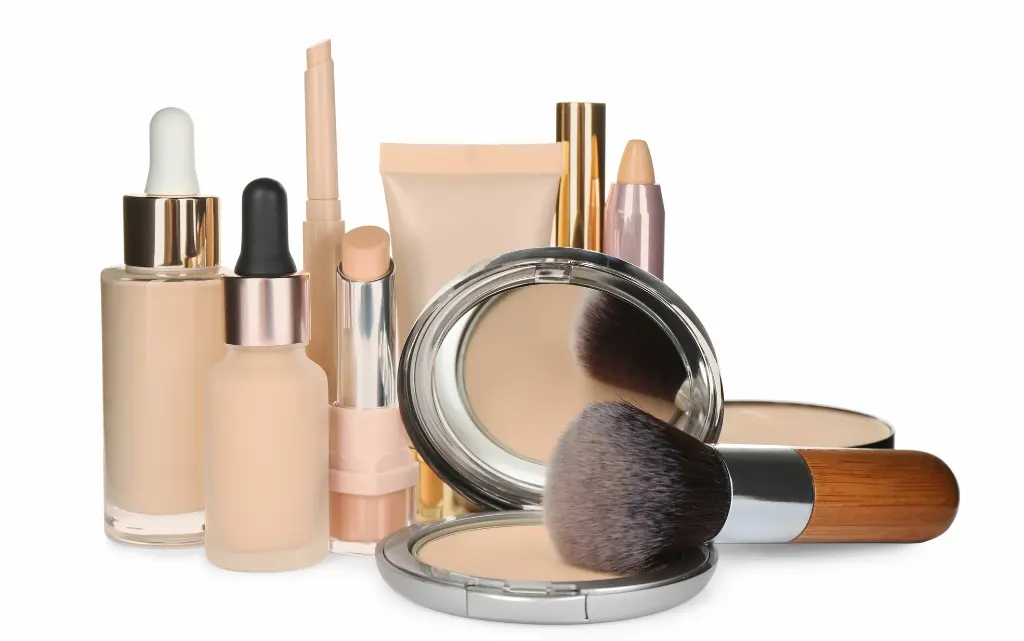 Butelki i opakowania z podkładem w różnych formach do codziennego makijażu