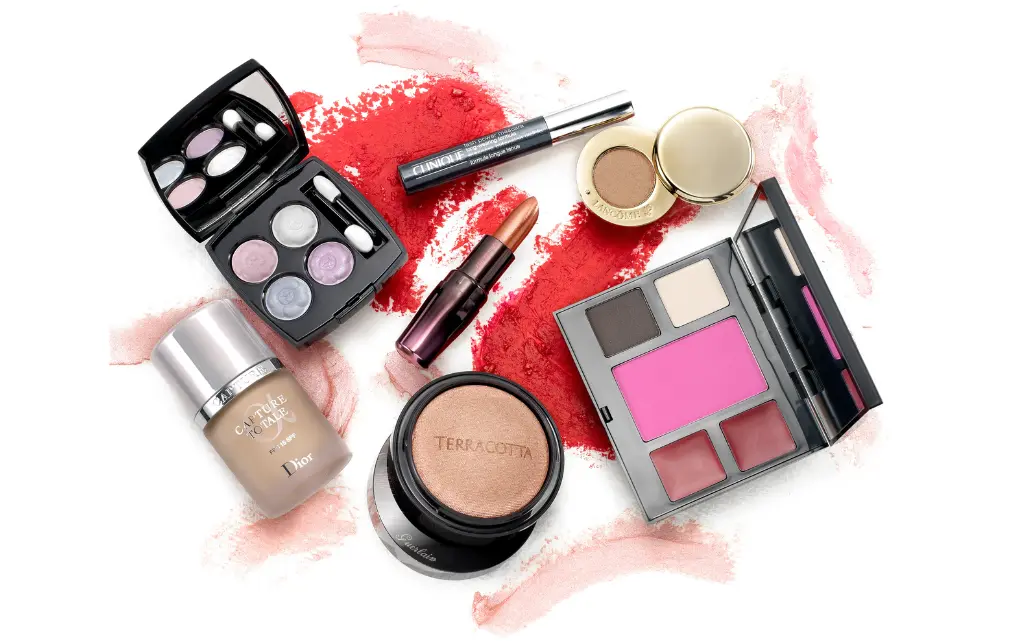 Różnego rodzaju kosmetyki do makijażu: cienie, podkład, korektor, tusz oraz pomadka
