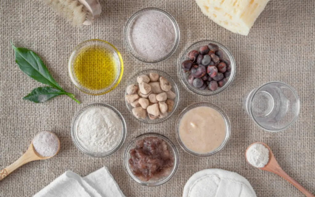 Składniki kosmetyków afrykańskich w szklanych pojemniczkach, m.in. nasiona i owoce baobabu