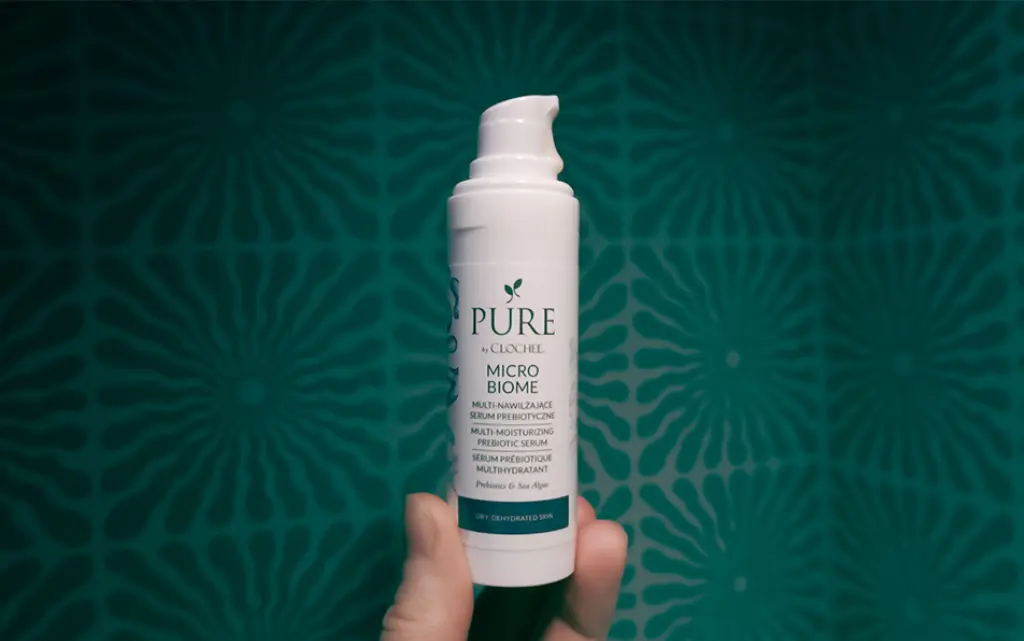 Pure By Clochee Microbiome przymane w dłoni - zdjęcie.