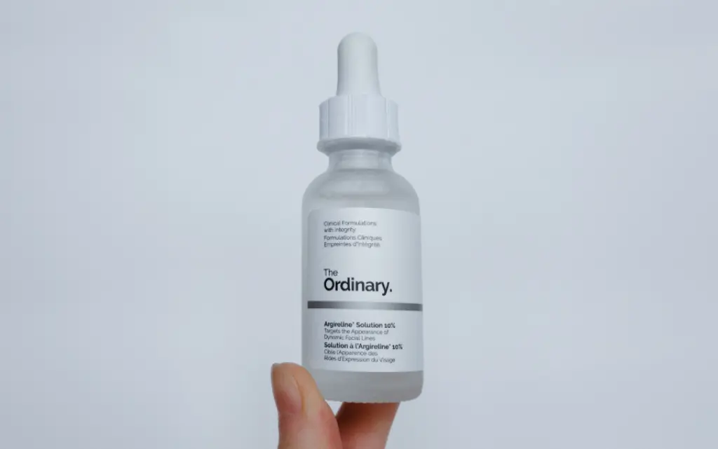 The Ordinary Argireline Solution 10% – Serum z 10% kompleksem peptydów Argireline trzymany w dłoni - zdjęcie.