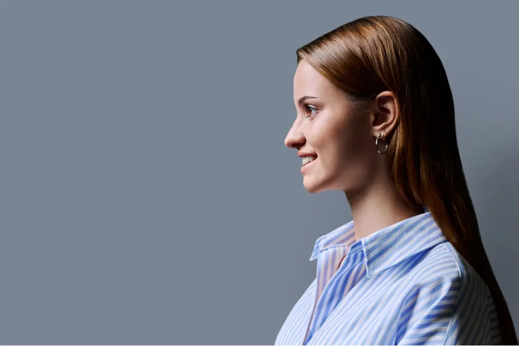 Zdjęcie profilowe z boku młodej nastolatki w delikatnym makijażu