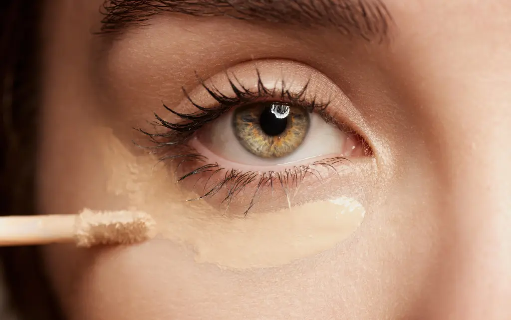 Nakładanie korektora pod oczy w pędzelku