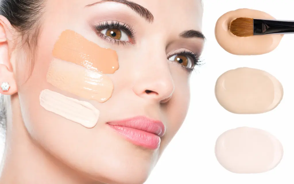 Twarz kobiety z trzema różnymi odcieniami podkładu, obok pędzel i próbki kolorystyczne podkładu