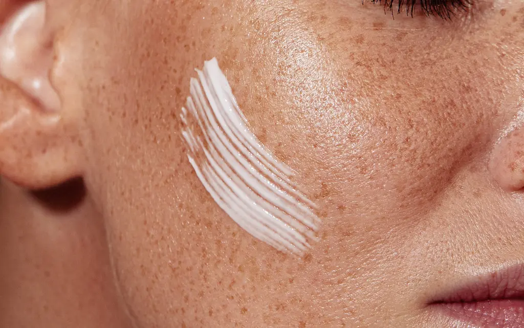 Zbliżenie na policzek z cerą normalną muśnięty kremem nawilżającym