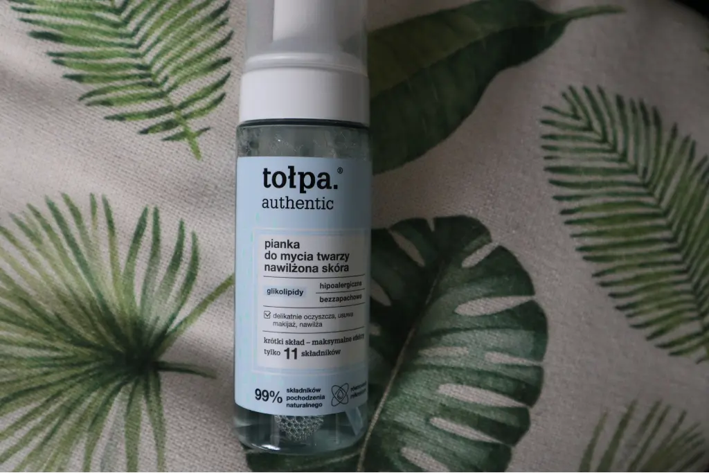 Tołpa Authentic pianka do mycia twarz na beżowo-zielonej poduszce
