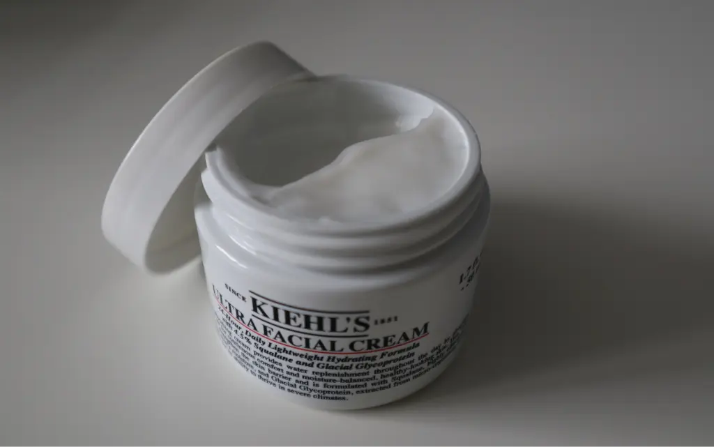 Krem nawilżający do twarzy Kiehl’s Ultra Facial Cream z otwartym słoiczkiem