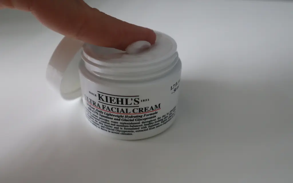 Palec nakładający krem nawilżający do twarzy Kiehl’s Ultra Facial Cream