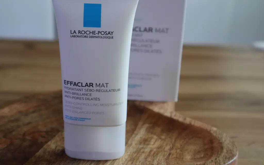 Krem matujący La Roche Posay Effaclar Mat+ postawiony na brązowej desce dekoracyjnyj