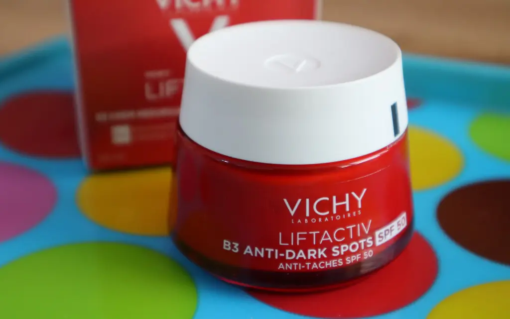 Vichy Liftactiv krem B3 SPF50 redukujący przebarwienia w szklanym słoiczku na kolorowym tyle