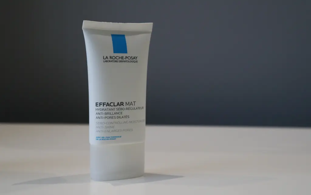 Krem matujący La Roche Posay Effaclar Mat+ na tle szarej ściany