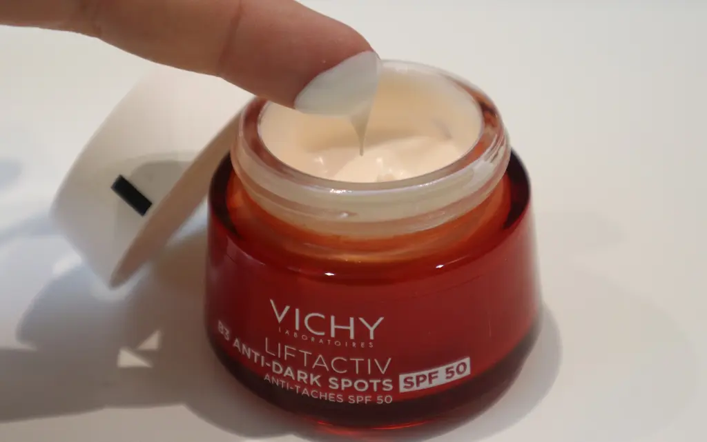 Vichy Liftactiv krem B3 SPF50 redukujący przebarwienia nałożony na palec
