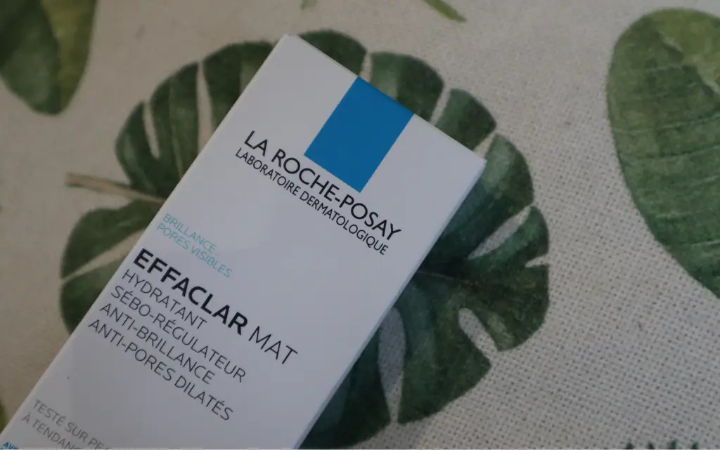 Krem matujący La Roche Posay Effaclar Mat+ na tle beżowo-zielonej poduszki