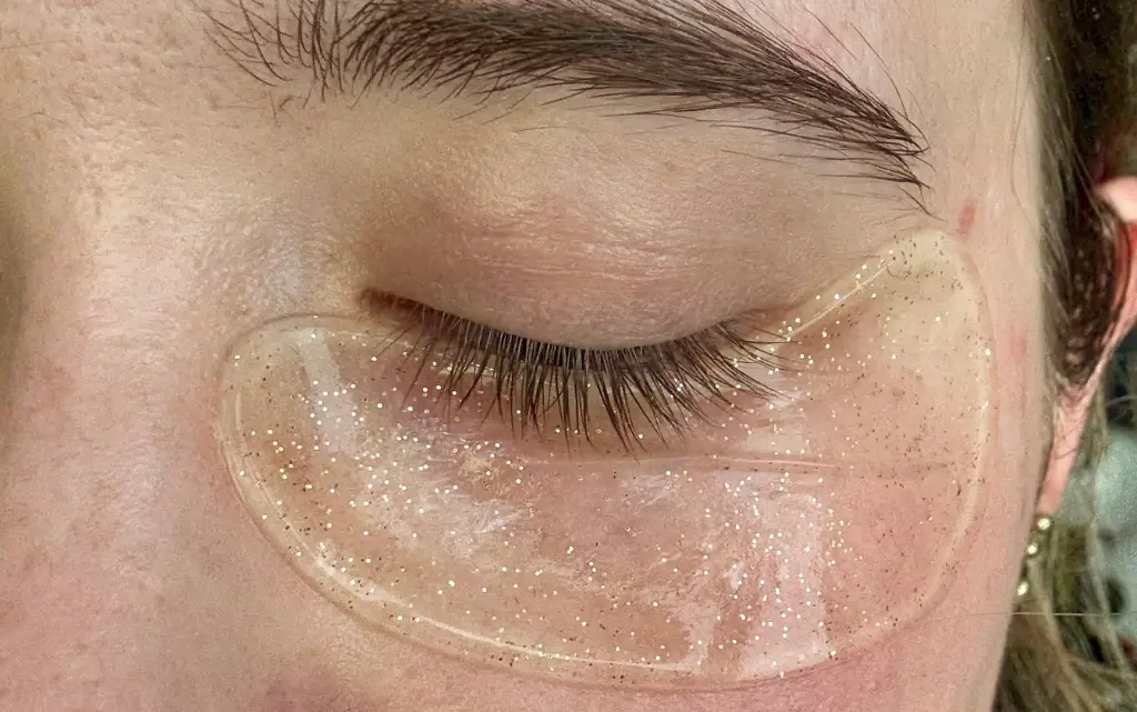 Hydrożelowe płatki pod oczy kompres rozświetlający Eveline nałożone pod oczami