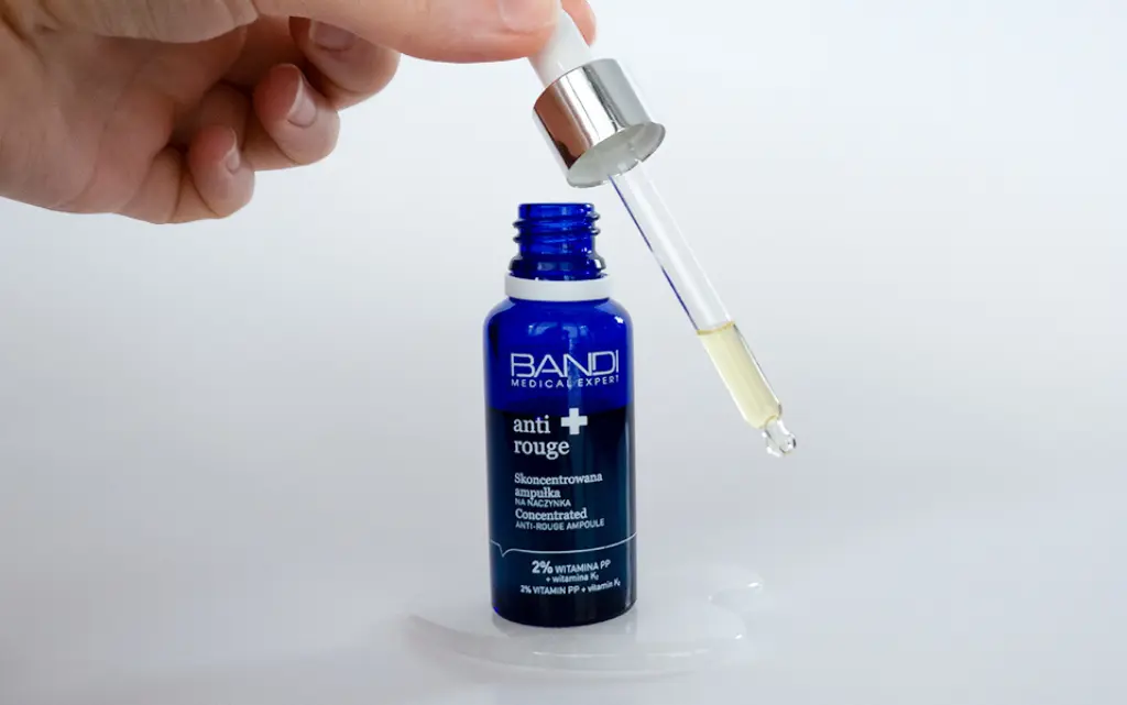 Otwarta Bandi Skoncentrowana Ampułka na Naczynka i dłoń trzymająca pipetę - zdjęcie.