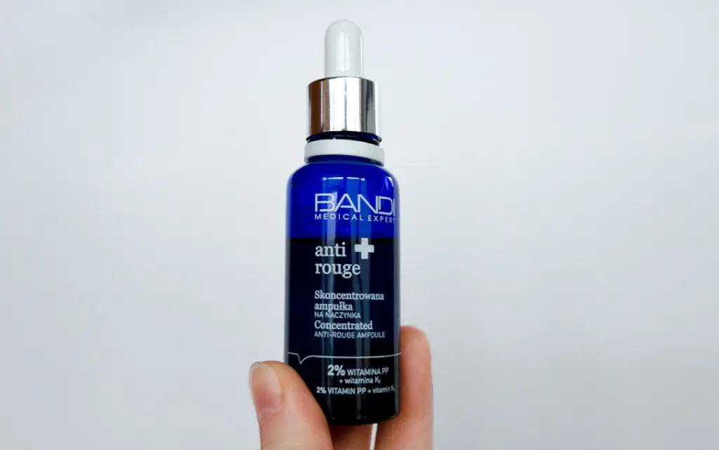 Dłoń trzymająca Bandi Skoncentrowana Ampułka na Naczynka - zdjęcie.