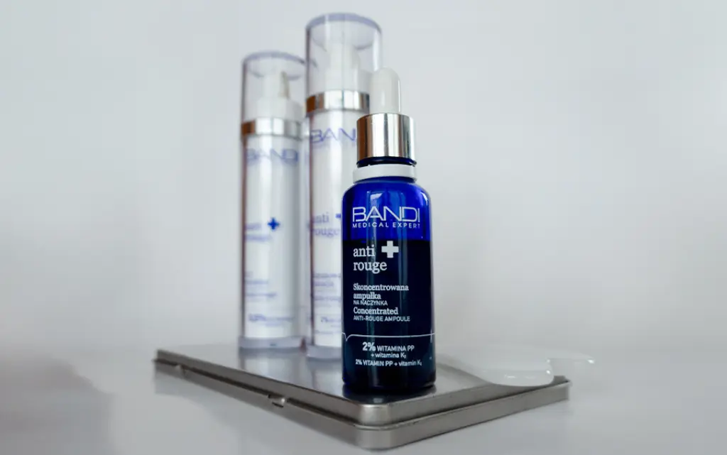 Kosmetyki z linii Bandi Na Naczynka stojące na metalowej podkładce i białą guasha - zdjęcie.