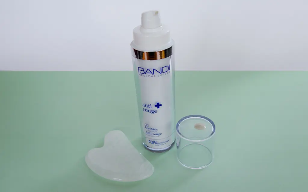 Bandi Korektor CC na naczynka, z wylanym kremem na korek - zdjęcie.