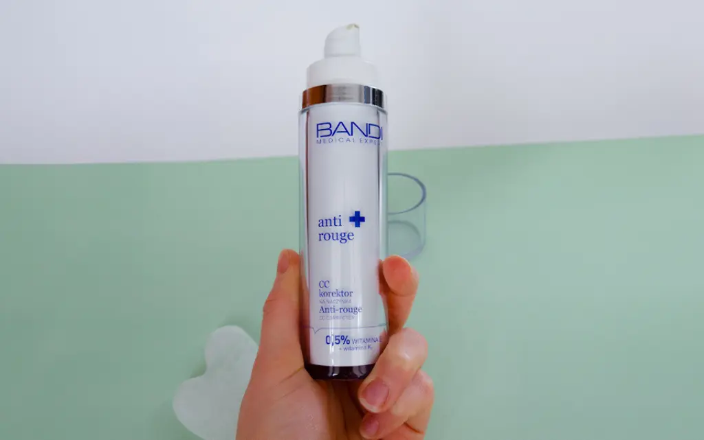 Dłoń trzymająca Bandi Korektor CC na naczynka - zdjęcie.