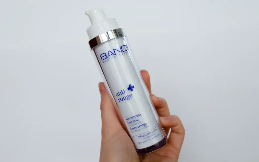 Trzymana w dłoni Bandi Kremowa kuracja na naczynka - zdjęcie.