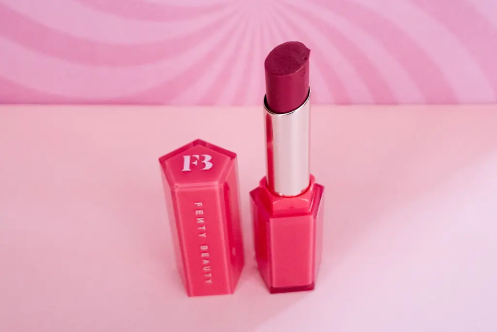 Fenty Beauty Gloss Bomb Stix na różowym tle - tytułowa.