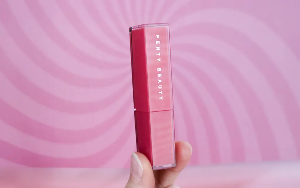 Fenty Beauty Gloss Bomb Stix trzymany w dłoni - zdjęcie.