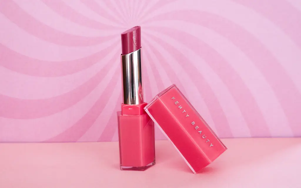 Fenty Beauty Gloss Bomb Stix na różowym tle - zdjęcie.