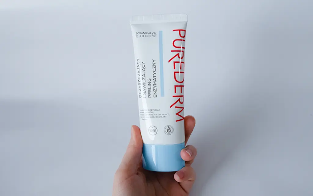 Dłoń trzymająca Enzymatyczny peeling Purederm - zdjęcie.