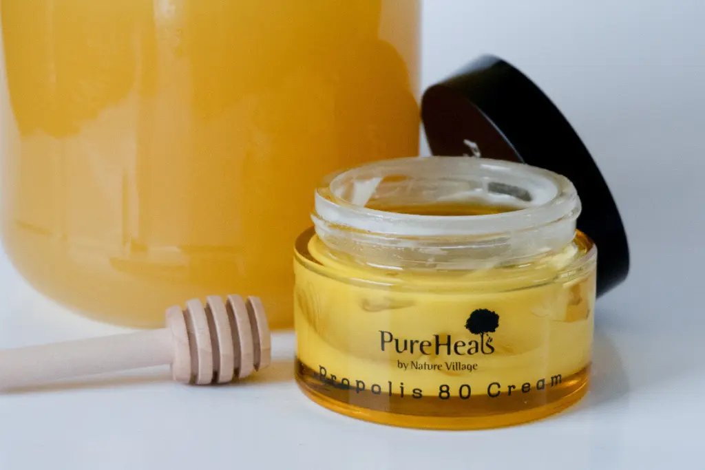 Otwarty krem Pureheals Propolis 80 z pałeczką do nabierania miodu i miodem - tytułowa.