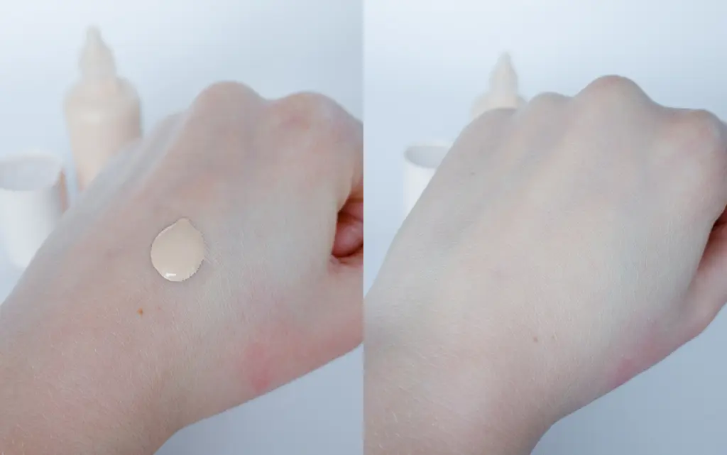 Rare Beauty Positive Light Tinted Moisturizer na dłoni - różnica, zdjęcie.