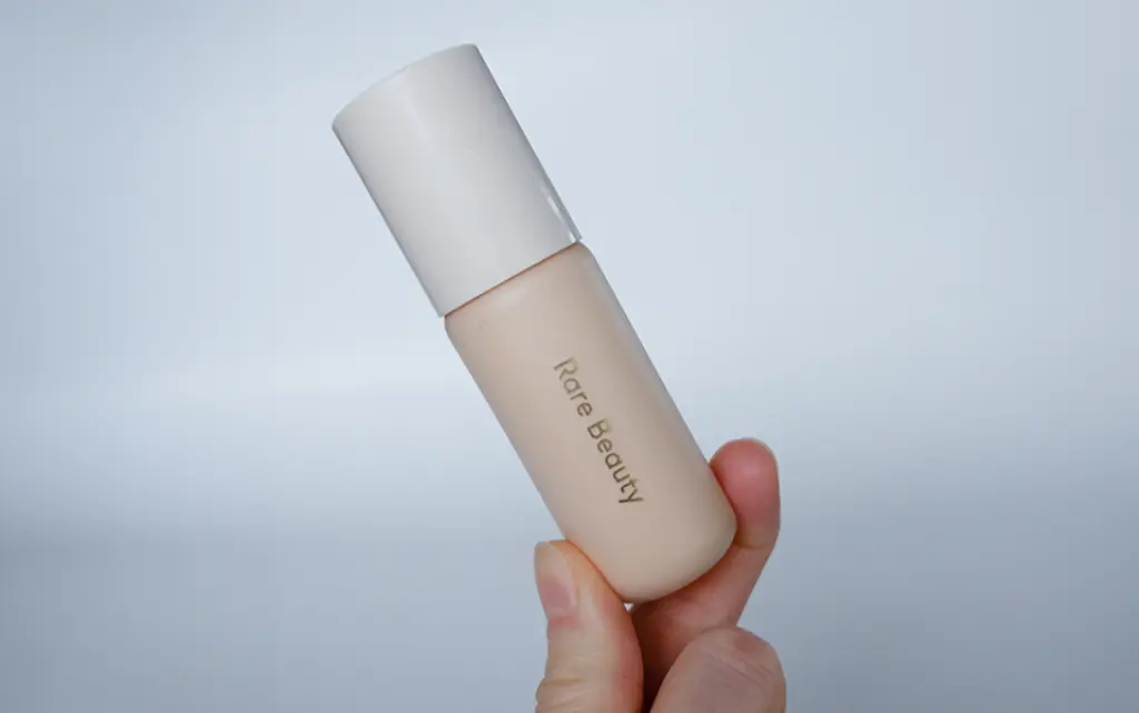 Rare Beauty Positive Light Tinted Moisturizer w dłoni - zdjęcie.