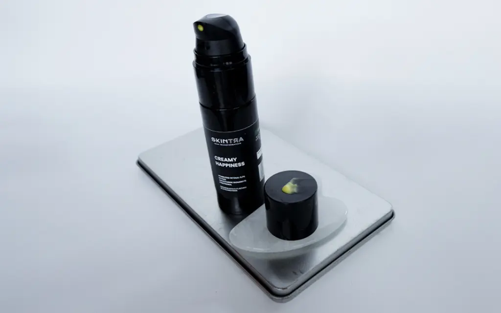 SkinTra Creamy Happiness – Emulsja z Retinalem 0,1% w Cyklodekstrynach z próbką na korku produktu - zdjęcie.