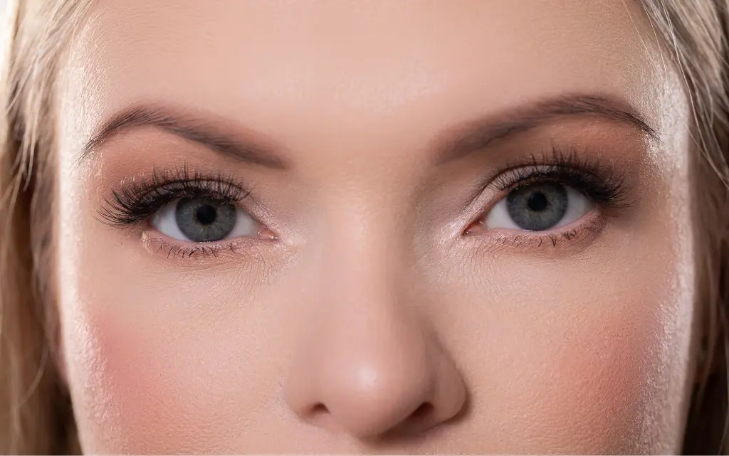 Zbliżenie na twarz młodej dziewczyny z makijażem soft focus