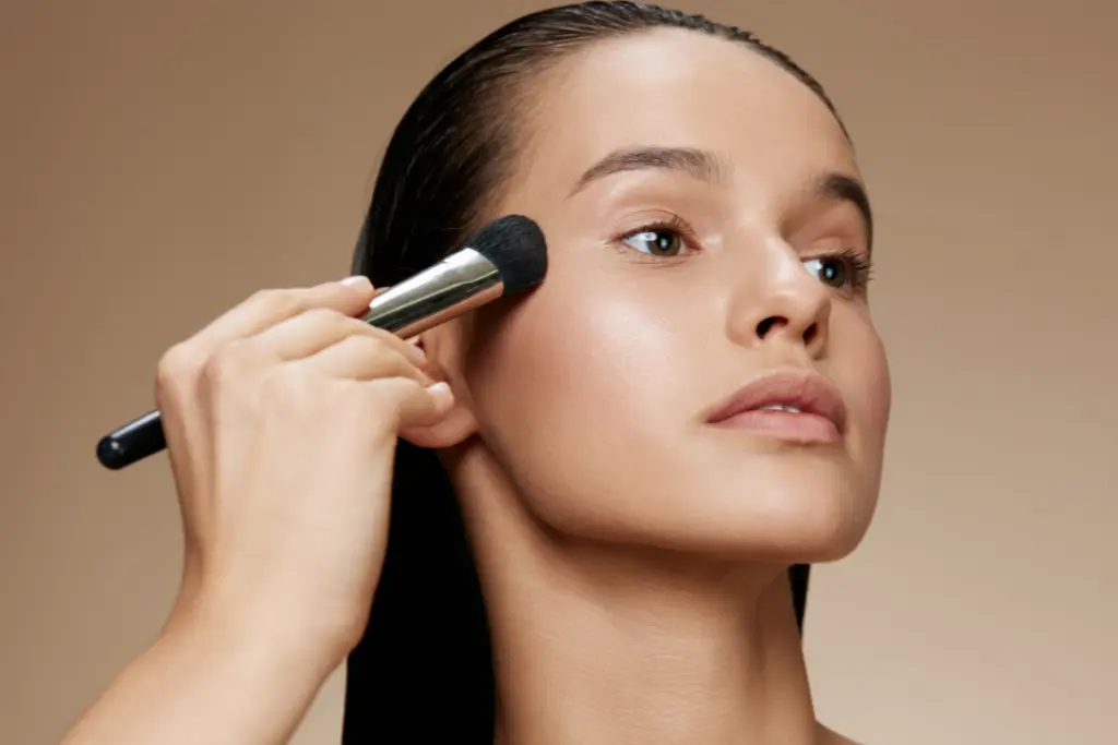 Młoda dziewczyna wykonuje makijaż soft focus