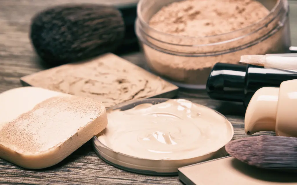 Różne rodzaje kosmetyków do bazy pod makijaż