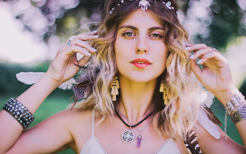 Blondynka w przebraniu boho i makijażu festiwalowym