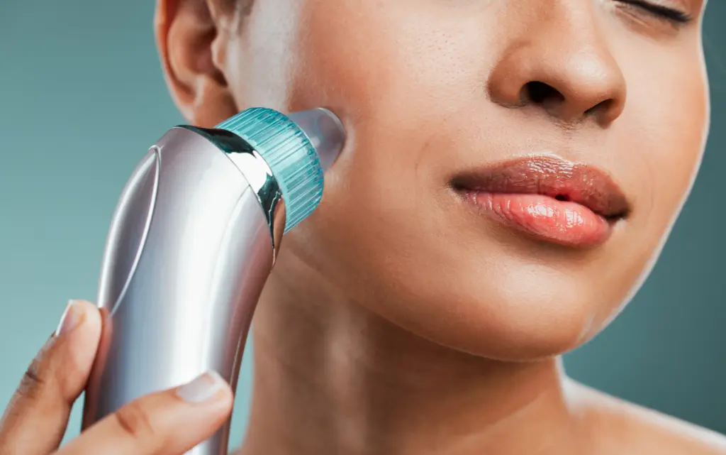 Kobieta używa odkurzacza do wągrów do oczyszczania twarzy