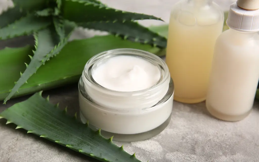 Słoik kremu aloesowego i dwie butelki soku z aloesu