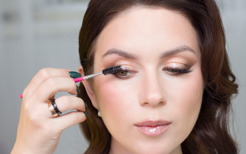Kobieta wykonuje makijaż oka przy opadającej powiece