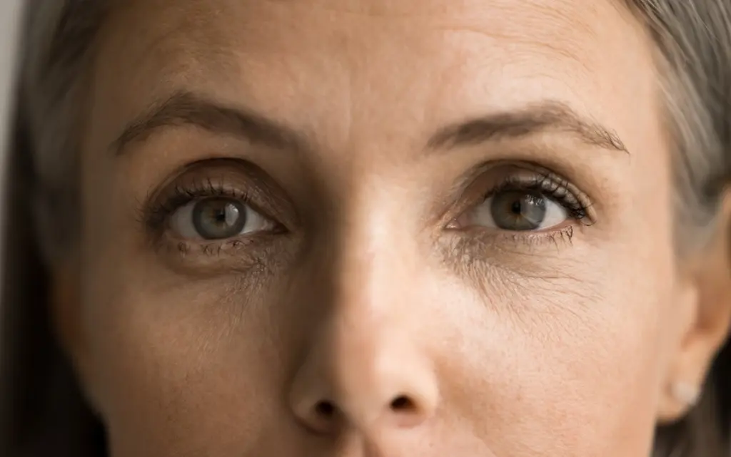 Twarz dojrzałej kobiety z cieniami pod oczami